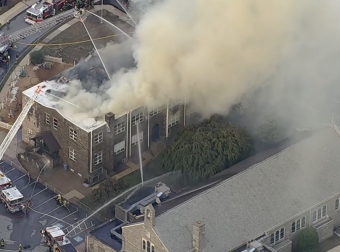 费城近郊Springfield一所天主教学校发生大火,消防员奋力扑救